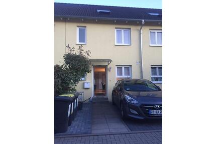 **Reihenmittelhaus in ruhiger Lage - 5 Zimmer - mit Pool** - Frankfurt am Main Nied