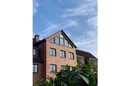 Zentrale Lage nähe U-Bahn, moderne 3-Zi.-Whg. über 2 Ebenen, Fahrstuhl - Norderstedt Garstedt