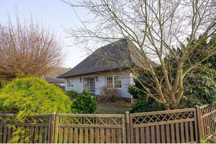 Zuhause in Weener: Großzügiger Bungalow mit Garten, Teich und überdachter Terrasse