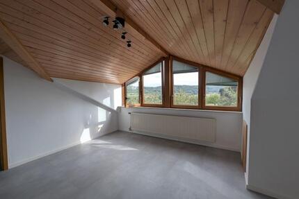 Erstbezug: Sanierte 2,5-Zimmer DG-Wohnung in Ortsrandlage - Weissach im Tal