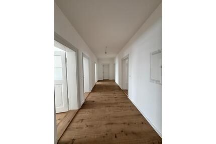 Stilvolle, neu renovierte 5-Zi-Altbauwohnung in Buttenwiesen