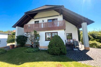 Gepflegtes Zweifamilienhaus, auch als Einfamilienhaus nutzbar - Selbitz