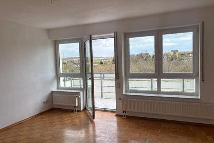 Helle 3-Zimmer-Wohnung mit Balkon in ruhiger Lage - Naumburg (Saale)