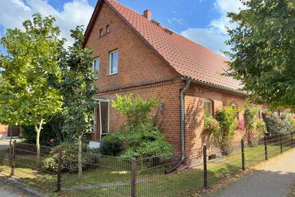 Für Selbstversorger - Modernisierte Immobilie mit zwei Wohnungen auf 1800 m² Grundstück - Prötzel Prädikow