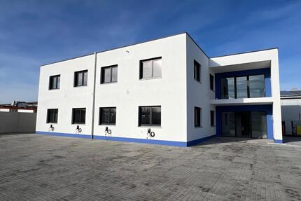 Teilbare Erdgeschoss BüroPraxis Ebene mit Parkflächen in 92360 - Mühlhausen