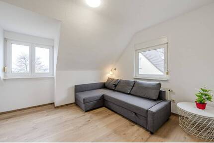 Charmante 2,5-Zimmer-Dachgeschosswohnung in ruhiger Lage von Zuffenhausen - Stuttgart / Zuffenhausen