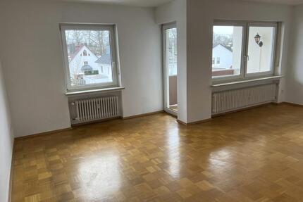 Renovierte 3,5-Zimmer-Wohnung mit Balkon, Gartenanteil und Garage - Karlsfeld
