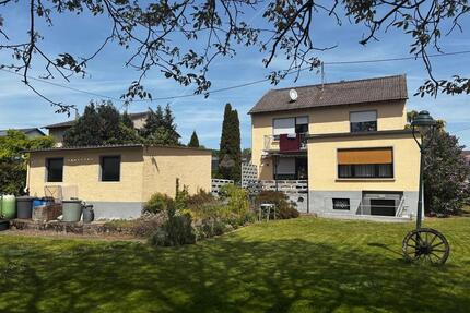 Zweifamilienhaus mit großem Garten und 2 Garagen - Hargesheim