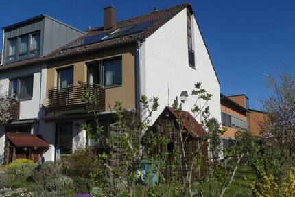 Wohnen in Bestlage! Schönes Reiheneckhaus mit Garage und großem Garten! - Heilsbronn