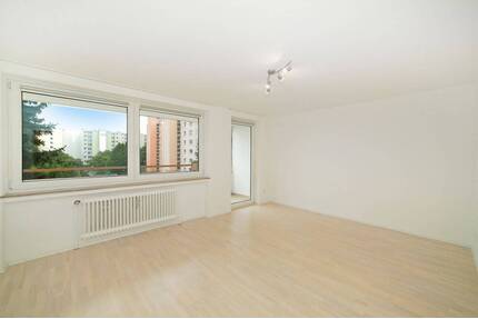 Wohnen direkt am Ostpark: Helle, renovierte 3-Zimmer-Wohnung mit zwei Südbalkonen und Weitblick. - München Ramersdorf-Perlach