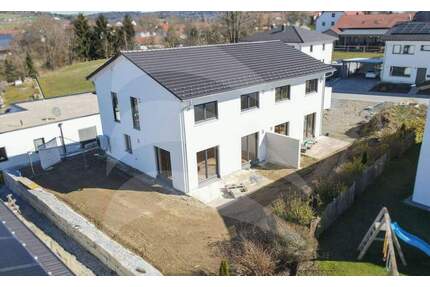 Lichtdurchflutete Doppelhaushälfte mit Süd-West-Garten in Aicha vorm Wald