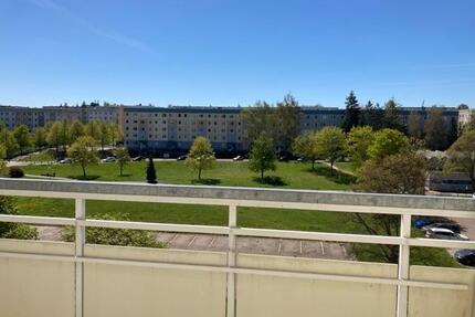 Dachgeschoss-Highlight für Familien: 3 Zimmer mit Balkon und offener Wohnküche - Gotha