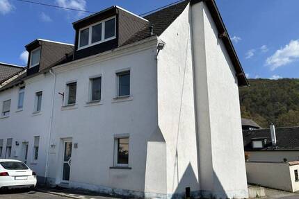 Einfamilienhaus in WinningenMosel mit Terrasse, Balkon und Renovierungsbedarf