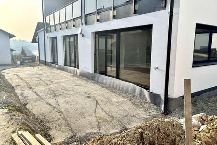 2,5-Zimmer-Neubauwohnung mit Etagen-Alleinlage und 30 m² Terrasse - Passau Maierhof