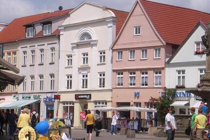 Repräsentative 2-ZKB mit hohen Stuckdecken und Blick auf den Borwin Brunnen - Güstrow