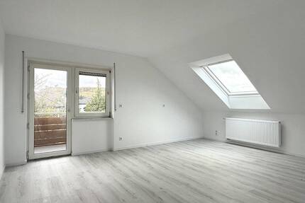 Neu renovierte 4-Zimmer-Dachwohnung mit Balkon und Blick ins Grüne - ruhiges Wohnen nahe Bretten - Kürnbach