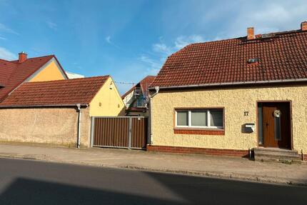 Modernisiertes Einfamilienhaus mit großem Garten, 2 Garagen etc. - Seelow
