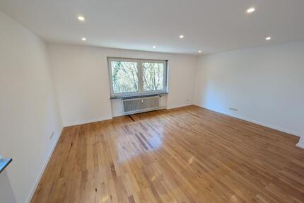 Frisch renovierte 2,5-ZKB mit Balkon, EBK & Garage in ruhiger Lag - Völklingen