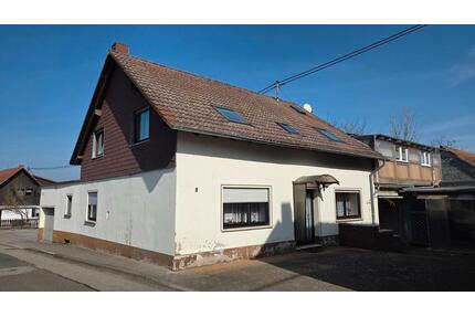 Wohnhaus mit Garten, Garagen und Hof - Medard