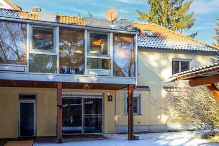 Modernisierte Doppelhaushälfte mit Sauna, Wintergarten und großzügigem 2.332 m² Grundstück - Stein Deutenbach