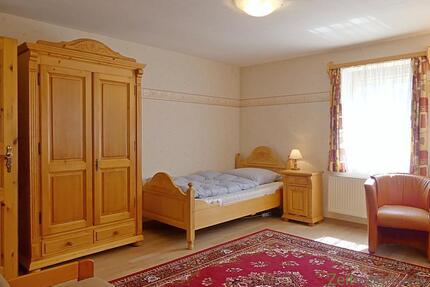 (EF0402_M) Dresden: Laubegast, kleines möbliertes Apartment mit WLAN, TV, Dusche und viel Nebengelass