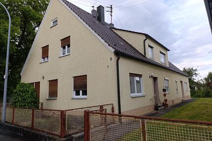 freistehendes 2-Familienwohnhaus mit Garage,und großem Garten - Bachhagel