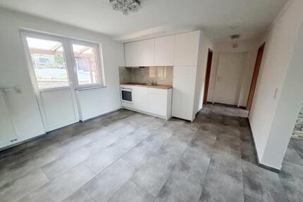 Neu renovierte EG-Wohnung mit Küche,Terrasse,Parkplatz - Wissen