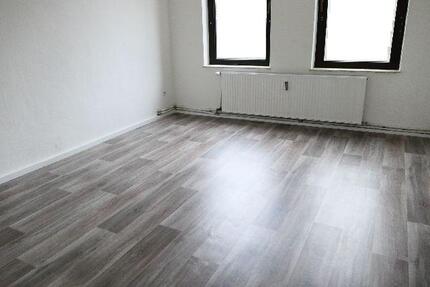 Neue 2025 renovierte helle 2 Zi.-EG-Whg. mit mgl. Einbauküche, Tageslicht-Dusch-Bad und Garten! - Hessisch Oldendorf