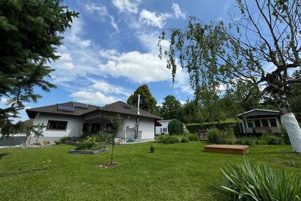 Stilvoll modernisierter Winkelbungalow mit parkähnlicher Gartenan - Bretten
