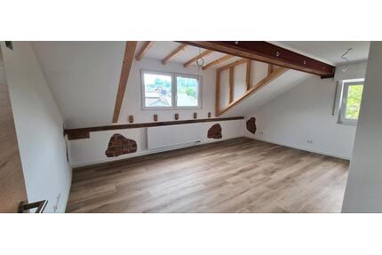 Helle 3,5 Zimmer DG Wohnung - 1.400,00&nbsp;EUR Kaltmiete, ca.&nbsp; 89,00&nbsp;m&sup2; in Pfinztal (PLZ: 76327)