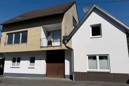 Attraktives 4-Parteien-Haus in Hönningen