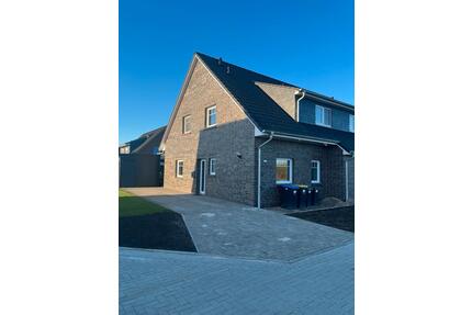 Doppelhaushälfte zu vermieten - 1.160,00&nbsp;EUR Kaltmiete, ca.&nbsp; 102,00&nbsp;m&sup2; in Südbrookmerland (PLZ: 26624)