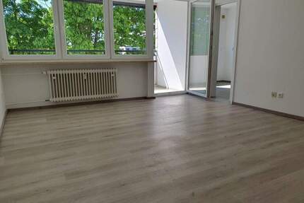 * GERÄUMIG und HELL * -- 2 Zimmer - mit SÜD-Loggia - Waldkraiburg