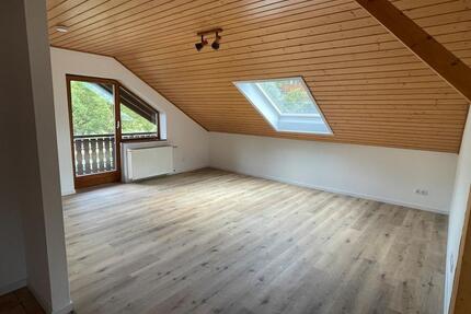 Dachgeschosswohnung mit Balkon und Einbauküche in Altenglan
