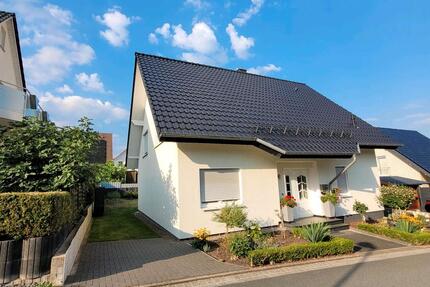 Freistehendes Einfamilienhaus mit großer Garage - Bad Driburg
