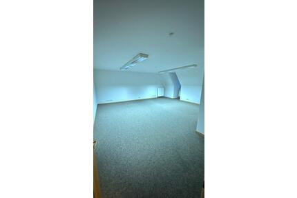 Büroflächen - 1.300,00&nbsp;EUR Kaltmiete, ca.&nbsp; 9,09&nbsp;m&sup2; in Deggendorf (PLZ: 94469)
