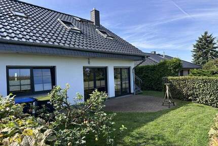 Einfamilienhaus mit Einliegerwohnung und idyllischem Grundstück in ruhiger Ortsrandlage und Blick auf die umliegenden Felder bis hin zum Torgelower Se - Neu Schloen