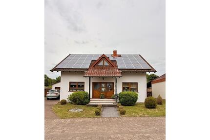 Einfamilienhaus mit Pool, Garage, Keller, PV Anlage in Gersheim