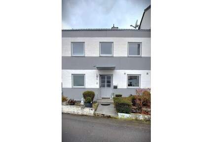 Großzügiges Reihenmittelhaus in Weiden am Arnikasteig mit 5-Zimmer, voll unterkellert, 136,5 m² Wohnfläche, 253 m² Grund, Terrasse, Balkon & Garage - Weiden in der Oberpfalz