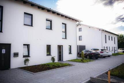Neubau-Doppelhaushälfte in Top-Lage Deggendorf – Erstbezug mit Garten, EBK & Garage