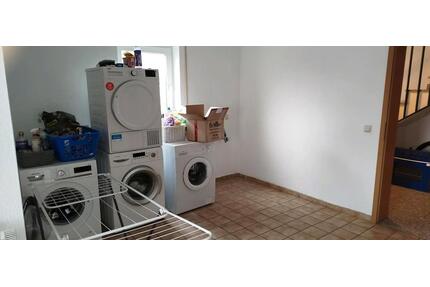 Dachgeschoss. Ehringshausen - 1.100,00&nbsp;EUR Kaltmiete, ca.&nbsp; 75,00&nbsp;m&sup2; in Aßlar (PLZ: 35614)