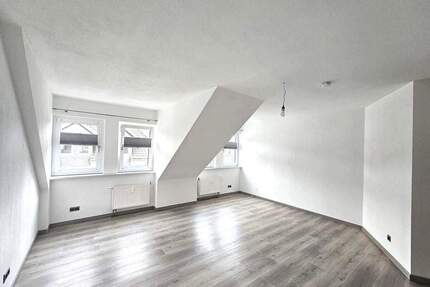 *** Große 2- Raum Wohnung im Dachgeschoss *** - Neuhaus am Rennweg