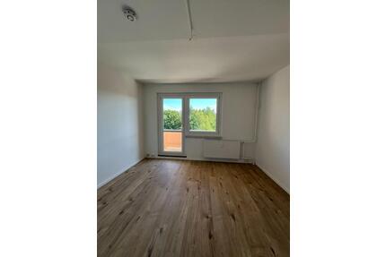 IHRE PERFEKTE FAMILIENWOHNUNG - Charmante 3 Zimmer mit Privatem Balkon, Bad & moderner EBK - Chemnitz Klaffenbach