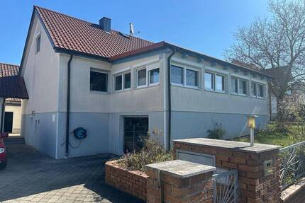 Einfamilienhaus mit Einliegerwohnung in Schwandorf-Haselbach