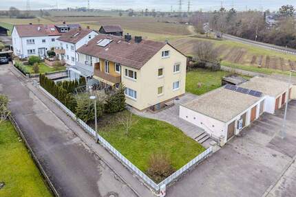 Attraktives Zweifamilienhaus mit ausgebautem DG, großem Grundstück und zwei Garagen - Sindelfingen / Maichingen