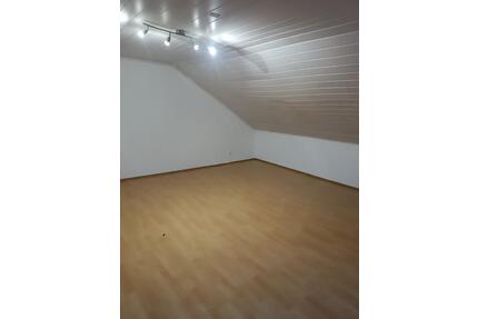 großzügiges Zimmer in Einfamilienhaus ab sofort zu vermieten - Sandhausen