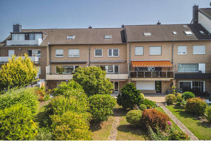 Attraktives Einfamilienhaus für die Familie! Sonniges Grundstück mit schönem Garten, Doppelgarage und zusätzlicher Ausbaureserve im Dachgescho - Mönchengladbach Odenkirchen