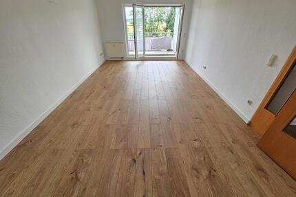 Moderne 3- Zimmerwohnung in idyllischer Lage inkl Balkon + Bad mit Badewanne + Laminat + Stellplatz - Burg