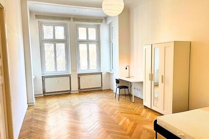 Charmante Altbauwohnung am Treptower Park – 3 Zimmer, Balkon - Berlin Neukölln