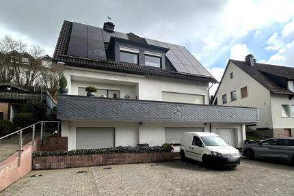 Attendorn: Großzügige Maisonettewohnung mit separaten Eingang, sonnigen Balkon- Terrassenbereichen